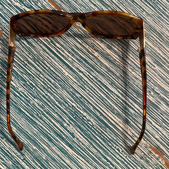 FENDI Vintage Classic Tortoise Shell Sunglasses - Picture 4 of 9